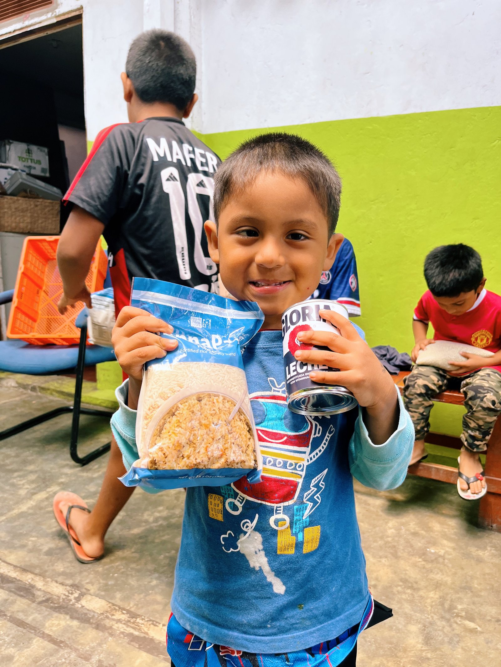Niño de hogar con alimentos